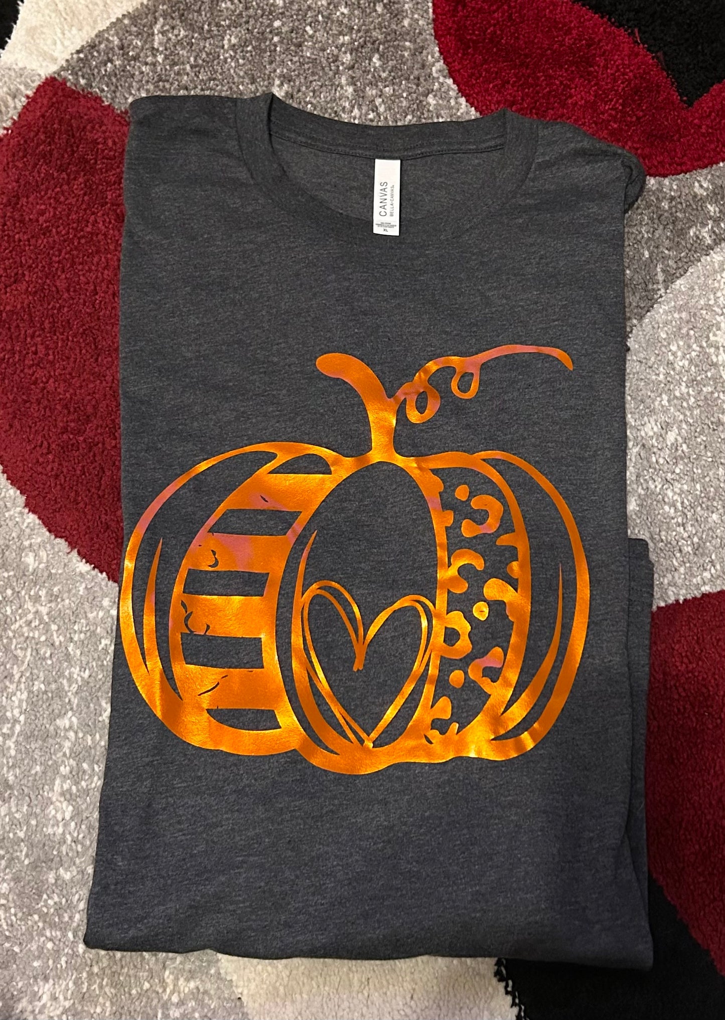 Fall Pumpkin Leopard Print Heart T-Shirt – Cute Autumn Graphic Tee for Women, Fall Outfit, Thanksgiving Shirt
